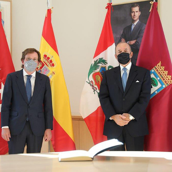 Visita del Embajador del Perú al Alcalde de Madrid