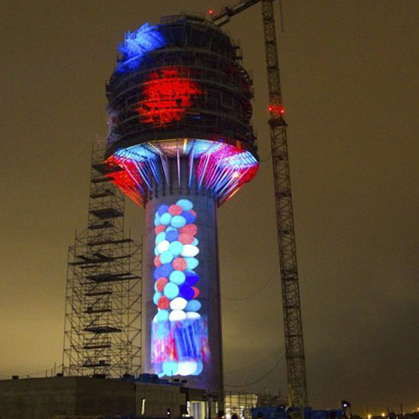 Espectáculo de luz en la torre de control de Lima