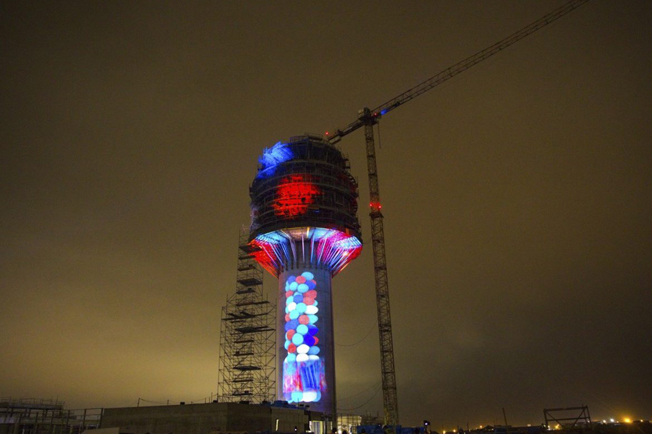 Espectáculo de luz en la torre de control de Lima