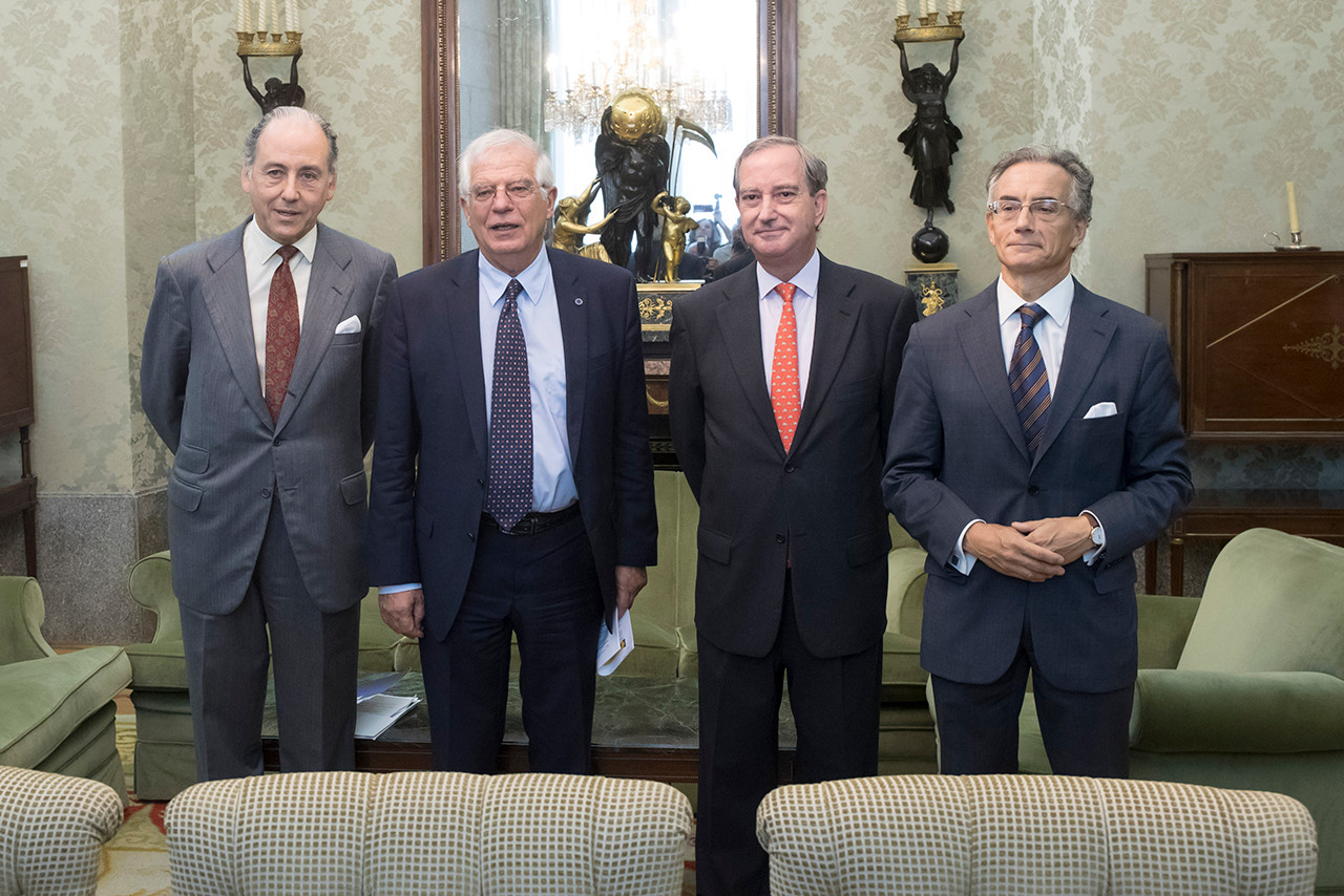 Encuentro del ministro Josep Borrell con el secretario general de la FCEP